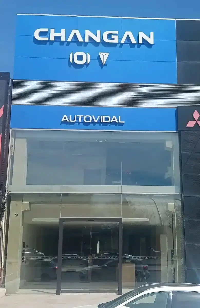 Revestimiento técnico industrial en fachada de Autos Vidal